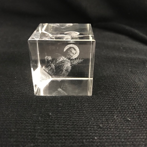 3D Glass paperweight - Picture 3 of 5